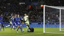  Pemain Manchester City, Sergio Aguero melakukan tembakan ke gawang yang membentur tiang gawang Leicester City pada lanjutan liga Premier Ingggris di Stadion King Power, Inggris, Rabu (30/12/2015) dini hari WIB.  (Reuters/Carl Recine)