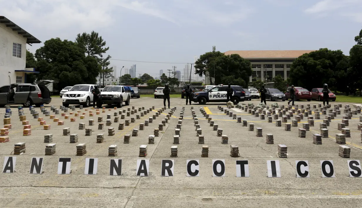 Ratusan paket kokain diperlihatkan saat menggelar barang bukti narkoba di Panama City, Senin (14/9/2015). Polisi menyita lebih dari 1.145 kg kokain dan mengamankan tiga orang. (REUTERS/Carlos JASSO)
