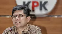 Wakil Ketua KPK Laode M Syarif memberikan keterangan terkait OTT Ketum PPP Romahurmuziy, di gedung KPK, Sabtu (16/3). KPK mengamankan uang total Rp 156 juta dalam operasi tangkap tangan (OTT) di Surabaya pada Jumat (15/3). (Liputan6.com/Faizal Fanani)