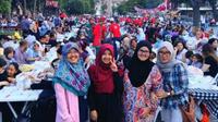 Tak peduli bagaimanapun, Ramadan seolah menjadi satu bulan di mana orang-orang paling banyak berkumpul bersama di satu tempat