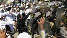 Demonstrasi menolak pembangunan Gereja Santa Clara di Jalan Lingkar Luar, Bekasi Utara, berujung ricuh. Akibatnya 5 anggota polisi terluka