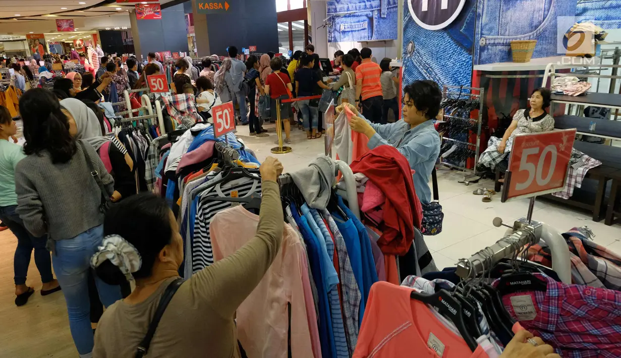 Pengunjung memilih barang obral di Gerai Matahari Mall di Taman Anggrek, Jakarta, Sabtu (25/11). Jelang ditutup permanen, Matahari Mall menggelar diskon besar-besaran, gerai Matahari di Taman Anggrek akan ditutup (3/12/2017). (liputan6.com/Angga Yuniar)