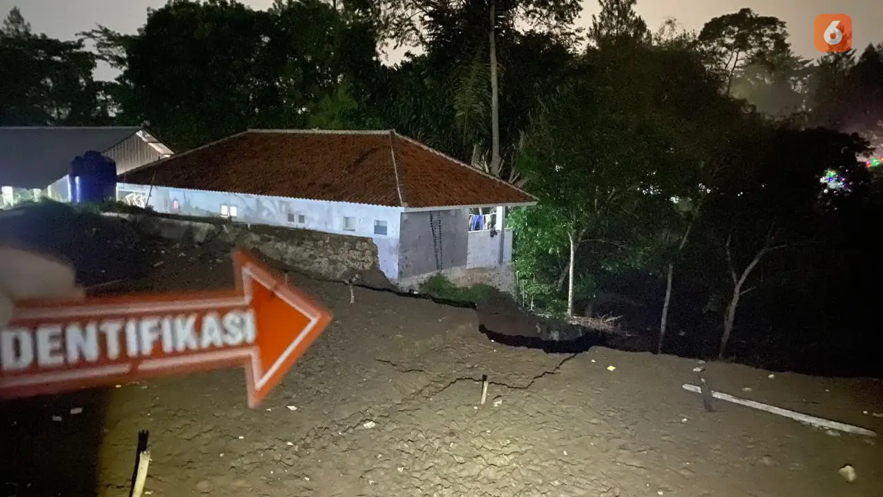 Olah TKP tim Inafis Polres Sukabumi Kota, dalam insiden santri meninggal dunia tertimpa dinding pematang kolam di Pondok Pesantren Salafi Terpadu Darussyifa Al-Fithroh (Yaspida) Sukabumi (Liputan6.com/Istimewa).