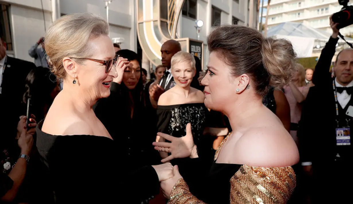 Kelly Clarkson benar-benar gugup saat bertemu dengan Meryl Streep. Bahkan ia terlihat grogi saat menghampiri Meryl dan mengaku penggemarnya saat berusia 8 tahun. (CHRISTOPHER POLK/NBC/NBCU PHOTO BANK/GETTY/People.com)