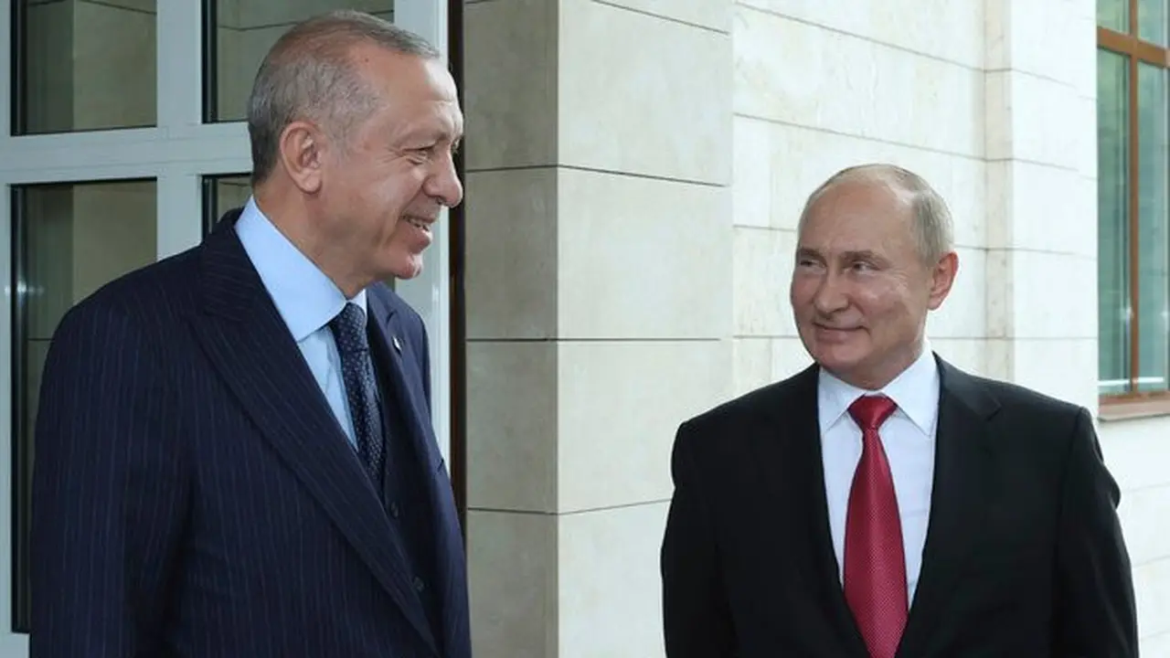 Presiden Rusia Vladimir Putin dan Presiden Turki Recep Tayyip Erdogan bertemu di kediaman Bocharov Ruchei di resor Laut Hitam Sochi, Rusia, 29 September 2021. (AP)