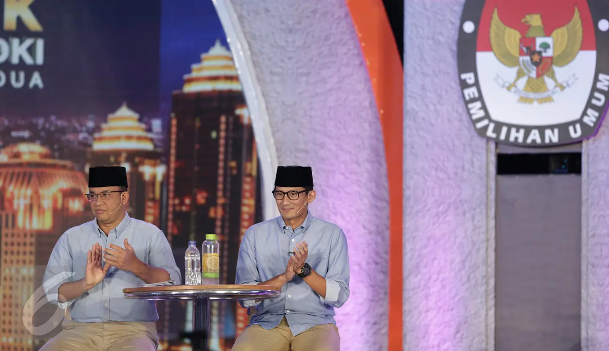 Pasangan calon Gubernur dan Wakil Gubernur DKI Jakarta no 3, Anies Baswedan dan Sandiaga Uno bersiap mengikuti debat terakhir Pilgub DKI Jakarta di Hotel Bidakara, Jakarta, Rabu (12/4). (Liputan6.com/Faizal Fanani)