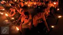 Puluhan karyawan Artha Graha Peduli menggelar aksi Earth Hours dengan menyalakan lilin di kawasan SCBD Jakarta, Sabtu (25/3) malam. Aksi tersebut sebagai bentuk kepedulian dalam mengurangi emisi gas rumah kaca di kawasan SCBD. (Liputan6.com/Fery Pradolo)