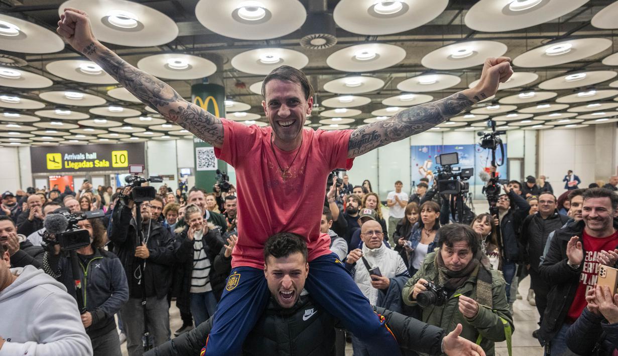 Warga Spanyol Santiago Sanchez Cogedor disambut oleh teman dan anggota keluarganya di bandara Barajas, pinggiran Madrid, Selasa (2/1/2024). Sanchez Cogedor, yang menghabiskan 15 bulan di penjara Iran setelah mengunjungi makam Mahsa Amini, kembali ke Madrid setelah dibebaskan. (AP Photo/Bernat Armangue)
