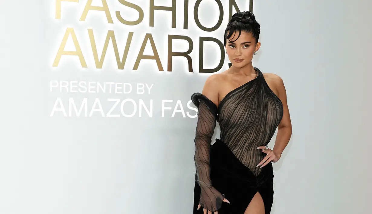<p>Kylie Jenner menghadiri CFDA Fashion Awards di Casa Cipriani, New York City, Amerika Serikat, 7 November 2022. Kylie mengenakan gaun Mugler gelap elegan namun edgy yang menampilkan korset tipis asimetris, lengan satu lengan, dan rok panjang dengan belahan sampai ke paha. (Dimitrios Kambouris/Getty Images/AFP)</p>