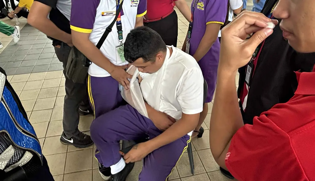 Gempa memicu kepanikan warga, terutama yang sedang beraktifitas di dalam gedung. (Erwin MASCARINAS/AFP)