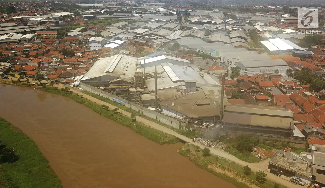 Foto udara Sungai Citarum di kawasan Cicukang, Bandung, Jawa Barat, Rabu (3/4). Pemerintah pusat menggagas program Citarum Harum untuk merevitalisasi sungai terpanjang di Jawa Barat tersebut. (Liputan6.com/Herman Zakharia)