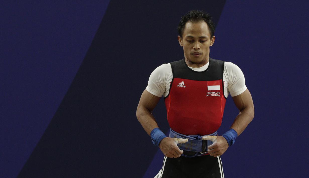Lifter Suratman bersiap melakukan angkatan saat SEA Games 2019 cabang angkat besi nomor 55 kg di Stadion Rizal Memorial, Manila, Minggu (1/12). Dirinya meraih perak dengan total angkatan 250 kg. (Bola.com/M Iqbal Ichsan)
