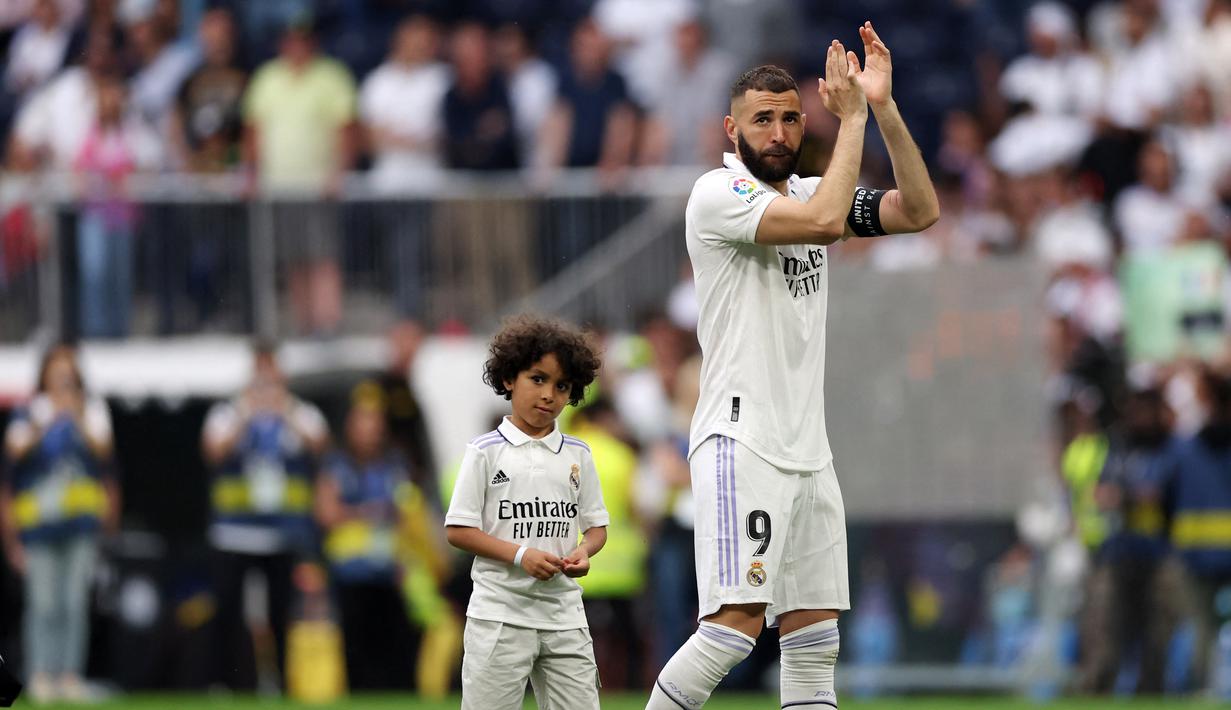 Karim Benzema didapuk Carlo Anceloti untuk mengemban ban kapten Real Madrid pada musim 2022/2023 menggantikan Marcelo yang meninggalkan Los Blancos pada musim panas 2022. Namun, di musim ini bomber asal Prancis tersebut memutuskan hengkang ke Al Ittihad. Kepergian Benzema bukan tanpa prestasi. Ia tercatat telah mencetak 354 gol dari 648 pertandingan bersama Real Madrid. Dia juga memenangkan 24 gelar termasuk La Liga dan Liga Champions dan juga Ballon d'or. (AFP/Pierre-Philippe Marcou)