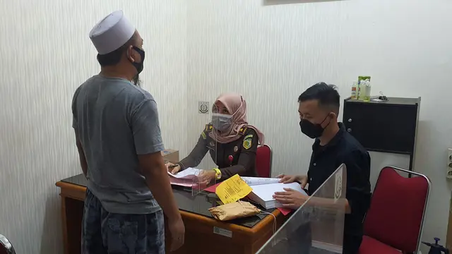 Kejari Kota Depok menerima tersangka penyebaran berita hoaks babi ngepet dari Polres Metro Depok.