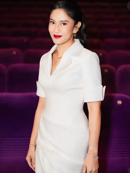 Wajahnya dipulas oleh MUA Ryan Ogilvy, mengaplikasikan blush on coral senada dengan eyeshadow di kelopak mata. Lipstik merah di bibir menjadi menjadi on point.  [@therealdisastr]