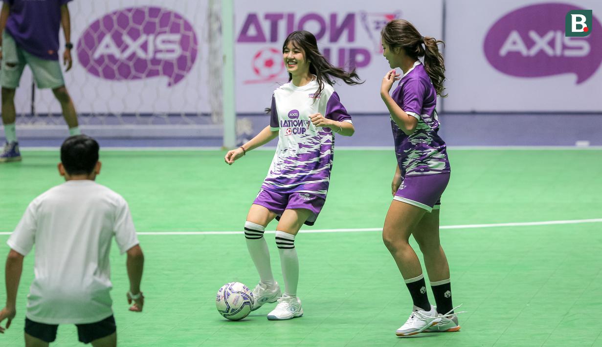 Vonzy Felicia (tengah) dan Safira Ika (kanan) saat bertanding dalam fun match AXIS Nation Cup 2023 yang berlangsung di Istora Senayan, Jakarta, Minggu (15/10/2023). (Bola.com/Bagaskara Lazuardi)