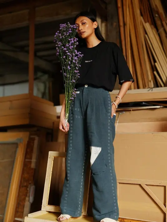 Gaya penampilan Dinda dengan kaos hitam serta celana jeans satu ini bisa dijadikan inspirasi. Meski terlihat sangat santai, namun detail pada bagian celananya terlihat cantik. (Liputan6.com/IG/@dindacresheilla)