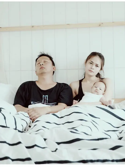 "...cuma sekedar meluk n ngelus2 kalo ngeliat aku kecapean ngurus anak aja rasanya udh pengen bikin nangis. mgkn aku gak pernah bilang thank u tapi support suami selama ini sangat2 berharga n i couldn't ask for more. thank u suami..." tulis Sabai.