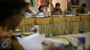 KPU bersama beberapa kementerian menggelar rapat koordinasi untuk penyelenggaraan pilkada di daerah otonomi khusus di Jakarta, Selasa (19/4). Rakor dihadiri Kemenko Polhukam, Kemendagri, Kemenkumham serta Bawaslu dan DKPP. (Liputan6.com/Faizal Fanani)