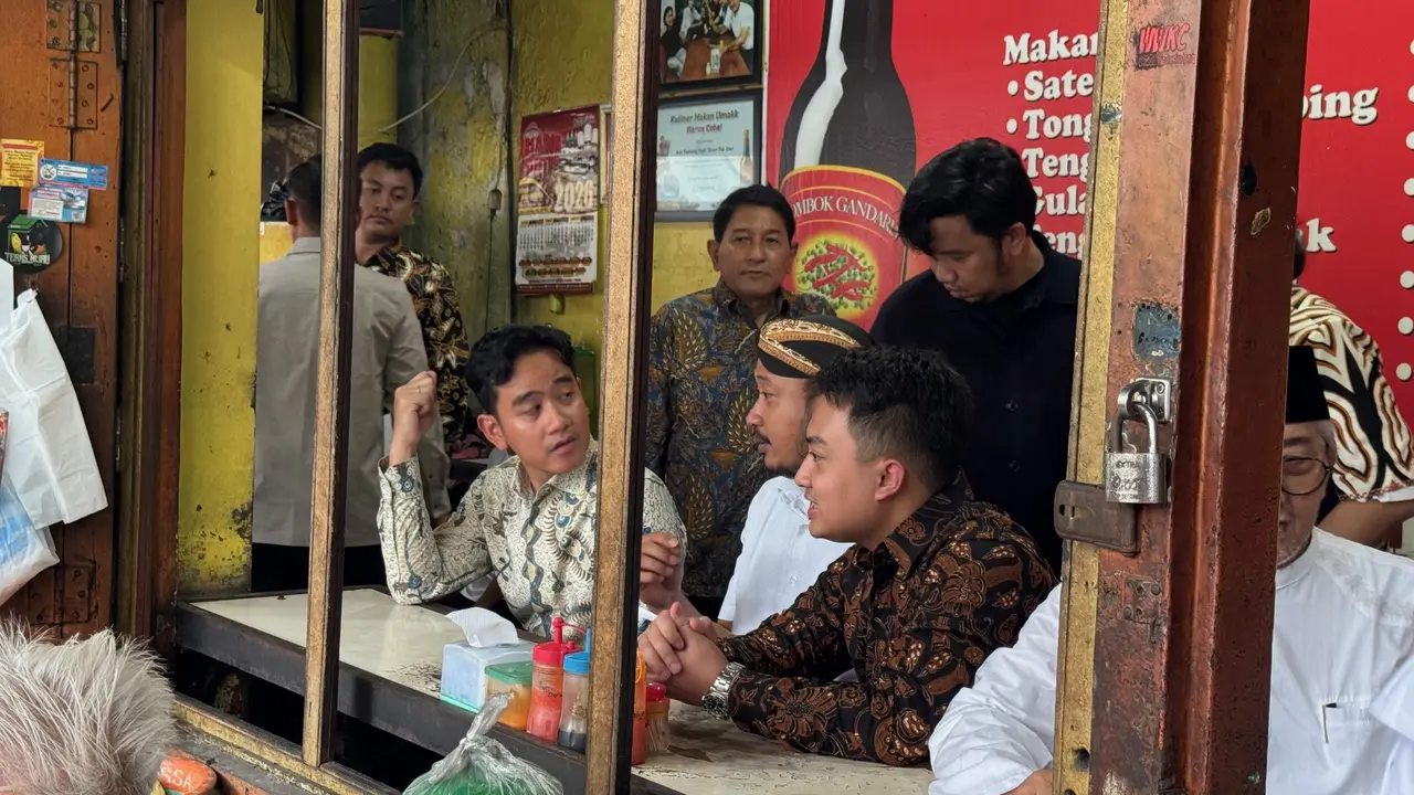 Gibran Damaikan Raja Kembar Keraton Solo