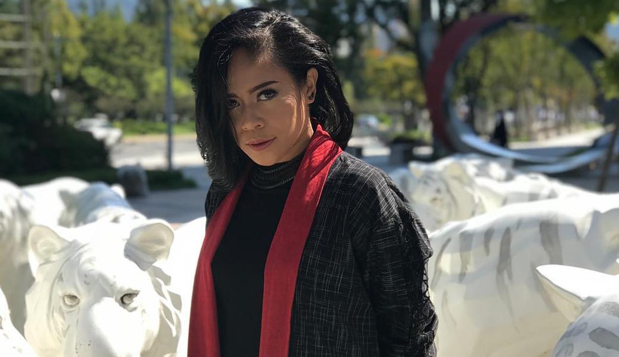 Kikan juga beberapa kali mengkombinasikan pakaian hitamnya dengan warna lain, seperti merah. Akan tetapi penampilan kikan tetap didominasi dengan warna serba hitam dan riasan wajah bold di area mata. (Liputan6.com/IG/@kikankikan)