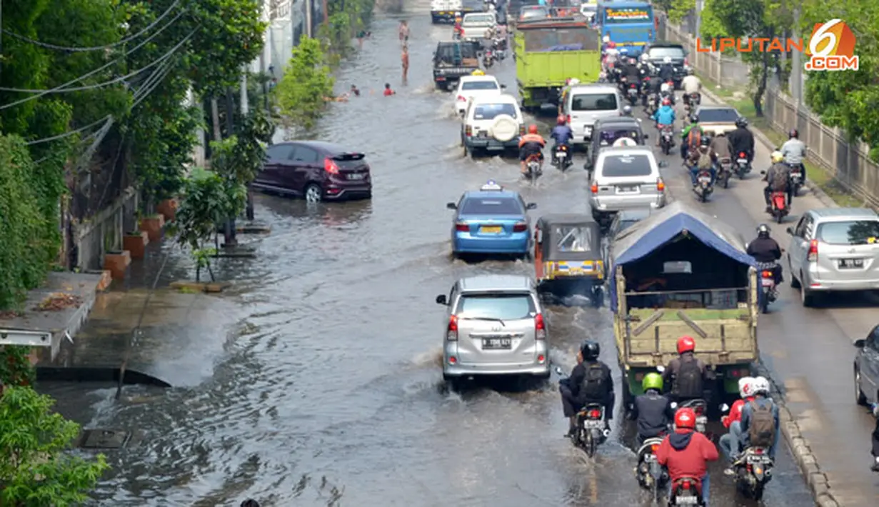 Genangan air yang tinggi membuat permukaan got tidak tampak. Ini yang membuat mobil sering terjeblos. Tingginya air juga kerap membuat kendaraan menjadi mogok (Liputan6.com/Panji Diksana)