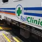 Petugas membantu seorang ibu yang ingin berobat ke Rail Clinic yang berhenti di Stasiun Alastua, Semarang, Jawa Tengah, Kamis ( 28/3). Pengobatan gratis dari PT KAI ini dihadiri oleh ratusan warga sekitar stasiun. (Liputan6.com/Gholib)