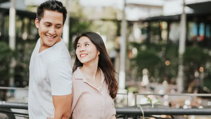 perempuan dan pasangan april outdoor