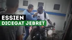Berita video momen presenter yang dikenal dengan kata "jebret", Valentino Simanjuntak, mencegat marquee player Persib Bandung, Michael Essien. Momen ini terjadi setelah Persib menjalani latihan rutin pada Jumat (19/5/2017). Valent sempat menyapa dan ...