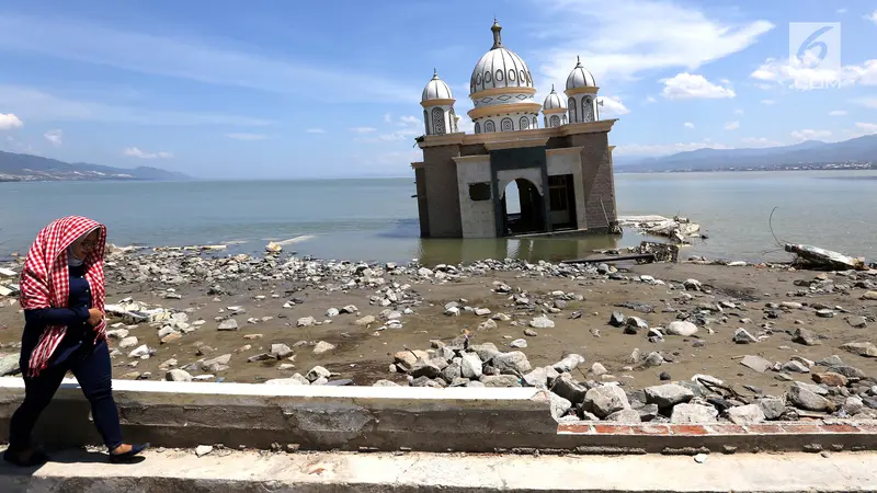 Pandangan Udara Masjid Terapung Usai Diguncang Gempa dan Tsunami Palu