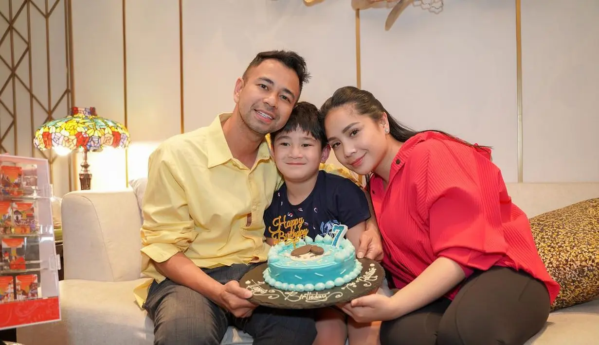 Raffi Ahmad, Nagita Slavina dan Rafathar berpose bersama kue ulang tahun. (Foto: Instagram/raffinagita1717)