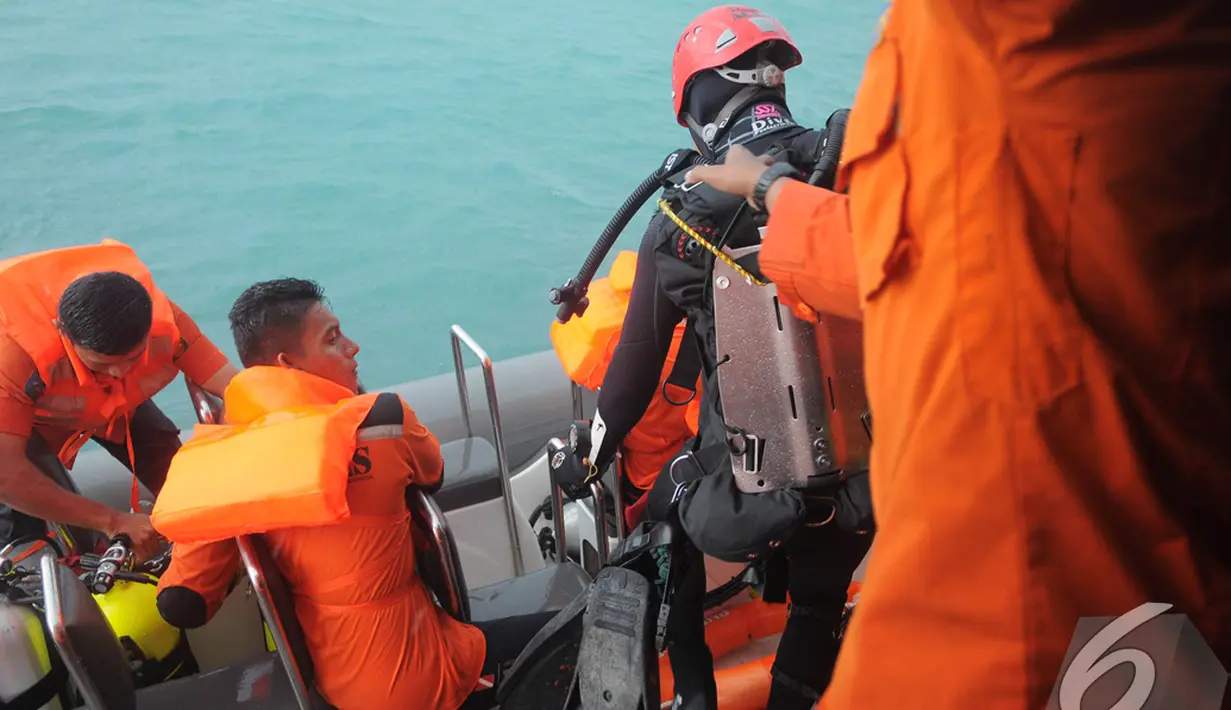 Sebelum cuaca buruk, Tim SAR menerjunkan sejumlah penyelam untuk mencari jenazah penumpang dan puing pesawat AirAsia QZ8501, Perairan Pangkalan Bun, Kalteng, Minggu (4/1/2015). (Liputan6.com/Herman Zakharia)