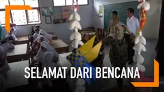 Presiden Joko Widodo menyambangi SD Negeri 01 Panimbangjaya, Pandeglang, Banten. Jokowi hendak meninjau program Tagana Masuk Sekolah (TMS) di SD tersebut.