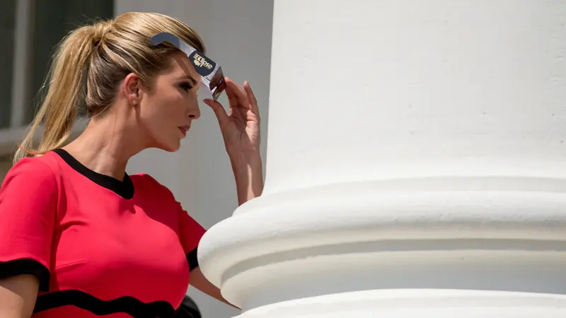 Ivanka Trump Saat Lihat Gerhana Matahari Total