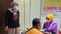 Dokter Ariani di antara relawan dan pendonor di sebuah kegiatan donor plasma konvalesen pada 8 April 2021 di Malang (Liputan6.com/Zainul Arifin)