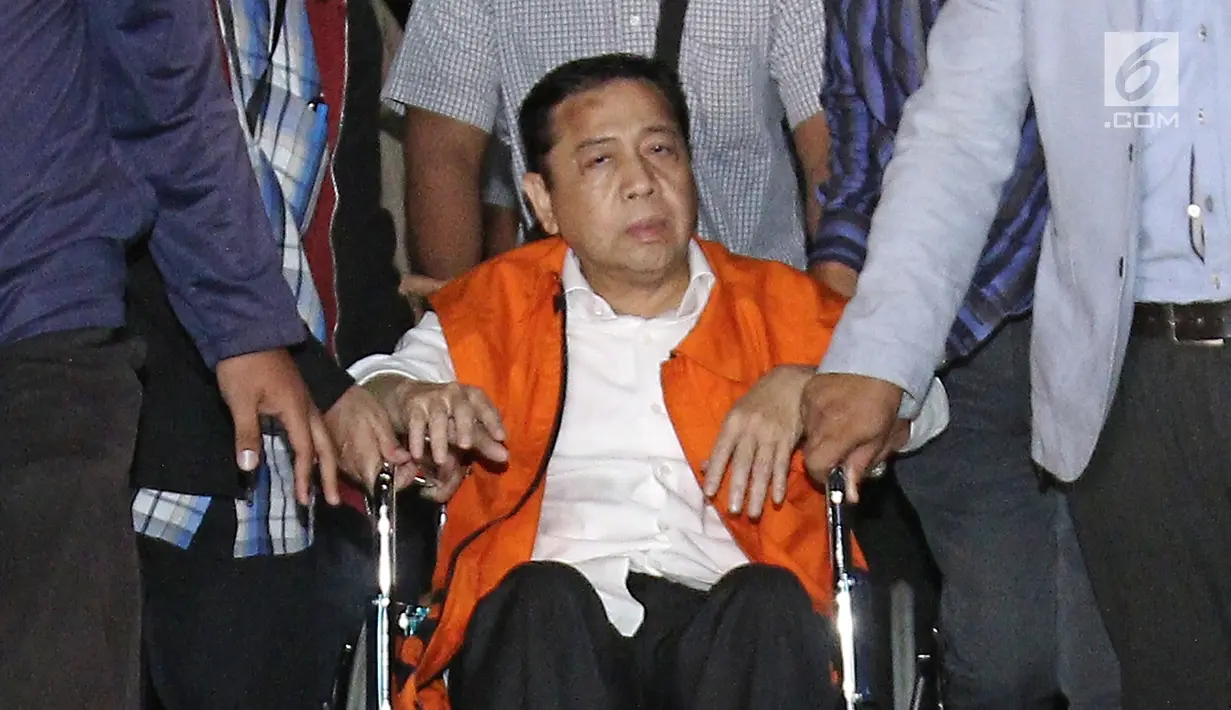 Tersangka korupsi e-KTP, Setya Novanto tiba di Gedung KPK dari Rumah Sakit Cipto Mangunkusumo (RSCM) menggunakan kursi roda pada, Minggu, (19/11). KPK resmi menahan tersangka Setya Novanto di Rutan KPK. (Liputan6.com/Herman Zakharia)