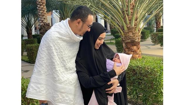 Kartika Putri Ajak Sang Anak Umrah Bersama, Ini 5 Potret Kebersamaannya