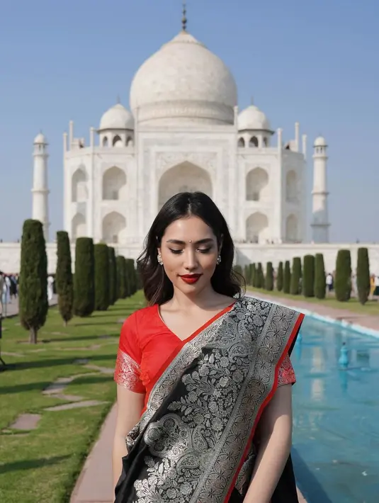 Wajah Laksmi dipulas dengan soft smokey eya dan lipstik matte merah yang merona [@laksmideneefe]