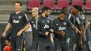 Pemain Manchester United, Bruno Fernandes bercanda dengan Aaron Wan-Bissaka saat sesi latihan jelang laga Liga Europa di Stadion Rhein Energie, Cologne, Minggu (9/8/2020). Manchester United akan berhadapan dengan Copenhagen. (AFP/Sascha Steinbach)
