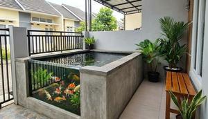 Gaya Minimalis dengan Sentuhan Kaca merupakan salah satu model kolam ikan mini yang bikin teras rumah sejuk (Gemini AI)