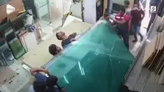 Sejumlah pekerja hilang keseimbangan saat mengangkut lembaran kaca. Akibatnya mereka tertimpa tumpukan kaca dan alami luka ringan.