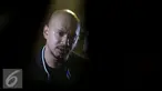 Husen Alatas saat melakukan proses syuting video klip di kawasan Bintaro, Jakarta, Rabu (28/7/2015). Husein mengaku tak kesulitan menghayati lagu single keduanya yang berjudul "Menangis Tanpa Air Mata". (Liputan6.com/Faisal R Syam)