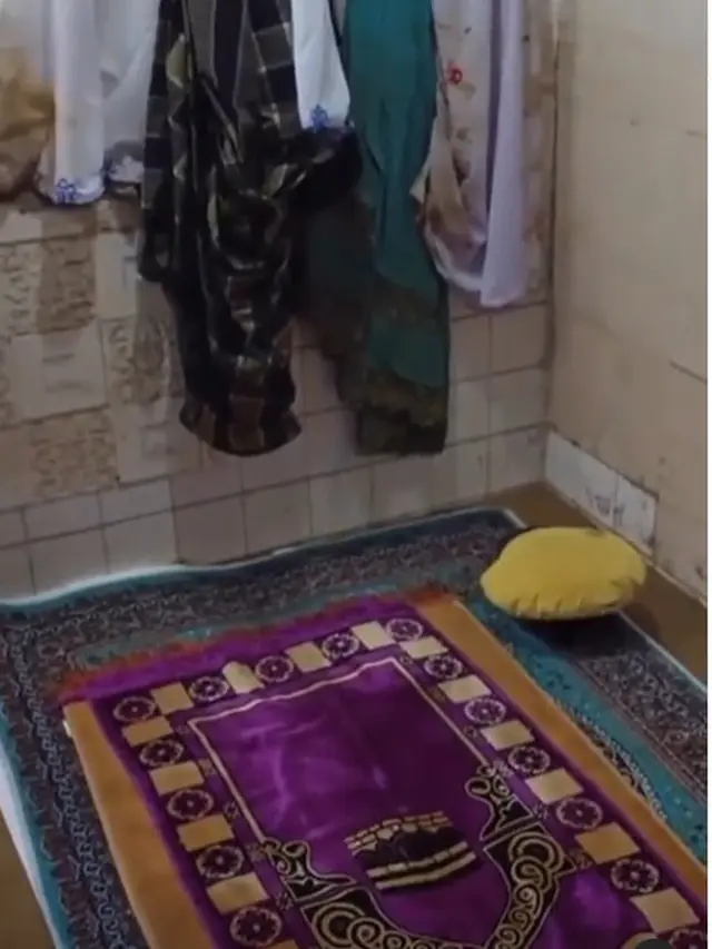 Seluruh Rumah Terendam Banjir Lumpur, Sajadah dan Al Quran Ini Tetap Bersih