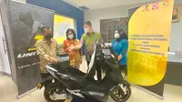 PT. Terang Dunia Internusa (United Bike) resmi menjalin kerja sama dengan PT. Laksana Tekhnik Makmur dalam hal penyediaan body PVN nylon untuk kendaraan motor listrik jenis United E-Motor T1800. (Foto. Dok. United Bike)