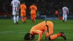 Gelandang Liverpool, Mohamed Salah, sujud merayakan gol yang dicetaknya ke gawang Stoke pada laga Premier League di Stadion Bet365, Stoke-on-Trent, Rabu (29/11/2017). Stoke kalah 0-3 dari Liverpool. (AFP/Geoff Caddick)
