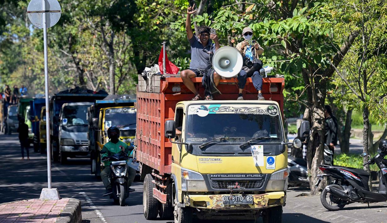 Massa memprotes keputusan pemerintah untuk melarang pembuangan sampah organik di Tempat Pembuangan Akhir (TPA) Sampah, Suwung, menjelang penutupan permanen yang direncanakan akhir tahun ini, di Denpasar, Bali, pada Kamis 16 April 2026. Massa dari Forum Swakelola Sampah Bali (SSB) menggelar aksi damai dengan membawa armada pengangkut sampah ke depan Kantor Gubernur Bali pada Kamis 16 April 2026. (SONNY TUMBELAKA/AFP)