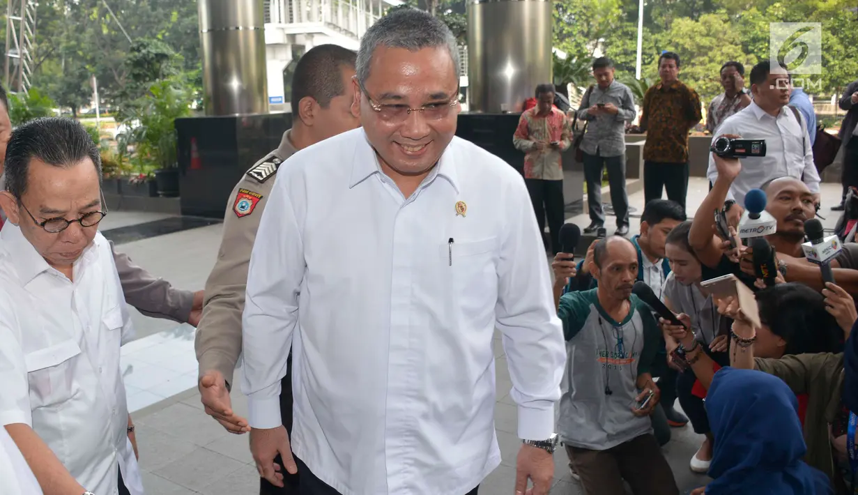 Mendes PDTT, Eko Putro Sandjojo memasuki Gedung KPK, Jakarta, Jumat (14/7). Eko Putro memenuhi panggilan penyidik KPK sebagai saksi kasus suap terhadap pejabat BPK terkait dengan Pemberian Opini WTP di Kemendes PDTT tahun 2016. (Liputan6.com/Helmi Afandi)