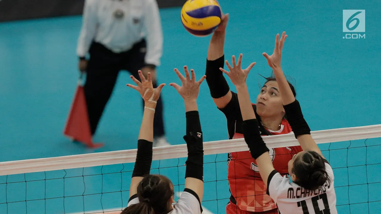 Atlet voli putri Indonesia, Aprilia Manganang, melakukan smash melawan Thailand pada final SEA Games 2017 di MITEC, Kuala Lumpur, Malaysia, Minggu (27/8/2017). (Liputan6.com/Faizal Fanani)