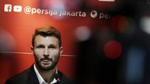 Pemain baru Persija Jakarta, Marco Motta, saat diperkenalkan di Kantor Persija, Kuningan, Jakarta, Senin, (3/2/2020). Mantan pemain Juventus dan AS Roma ini akan menjadi andalan di lini pertahanan Macan Kemayoran musim depan. (Bola.com/M Iqbal Ichsan)