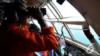 Seorang anggota TNI AU meneropong dari dalam pesawat saat melakukan pencarian AirAsia QZ8501, Perairan Pangkalan Bun, Kalimantan, Selasa (30/12/2014). (Liputan6.com/Miftahul Hayat)